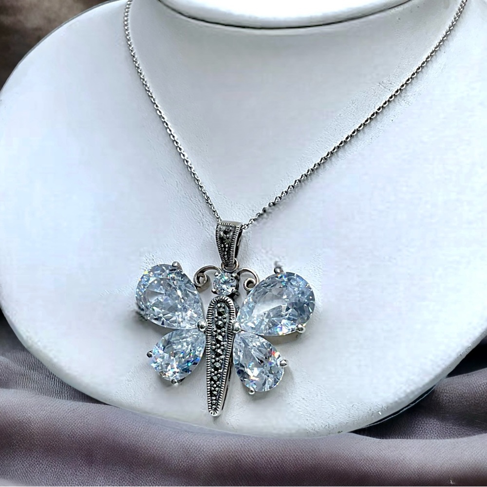 🌺Large Vintage Sterling Crystal Butterfly Necklace